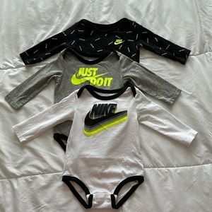 Nike set of three long sleeve onsies